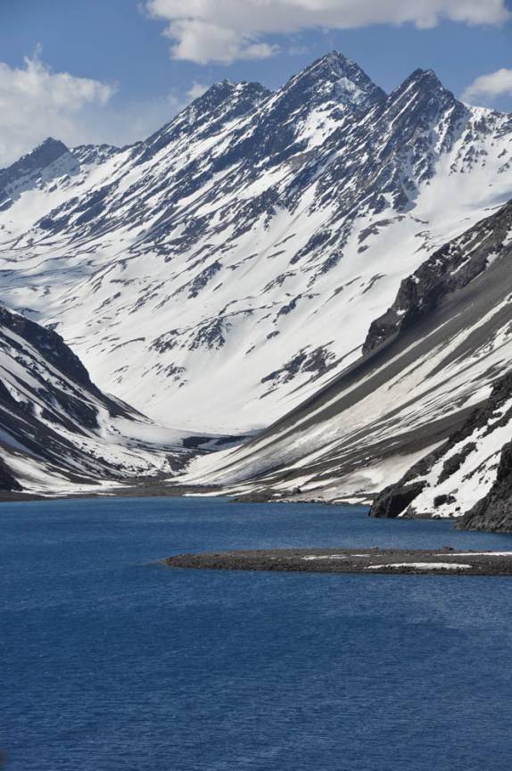 A magnífica paisagem da estação de esqui de Portillo, próximo ao Paso Cristo Redentor, entre Argentina e Chile